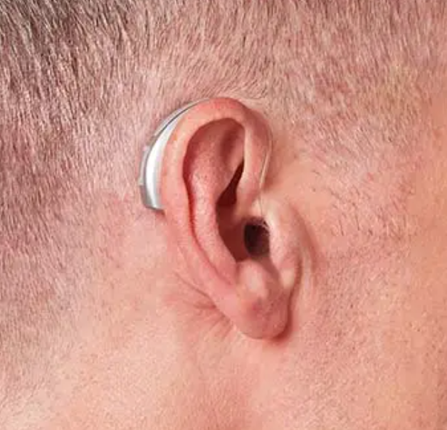 Audífono BTE colocado en el oído